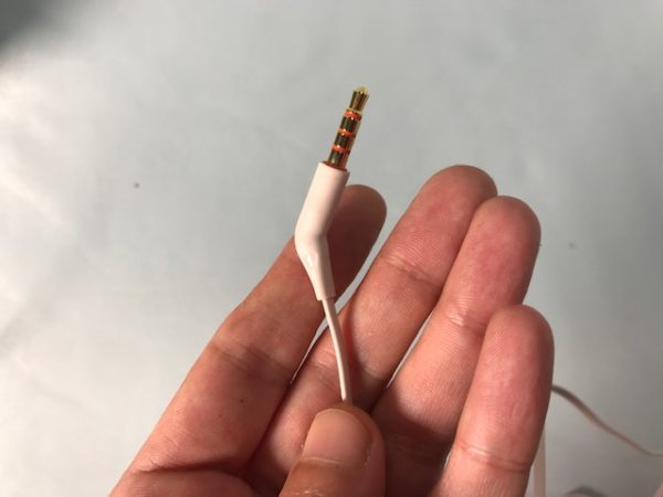 JBL Tune 500 Wired: right-angle 3.5mm plug