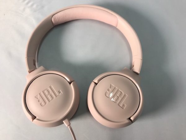 JBL Tune 500 swivels flat and folds