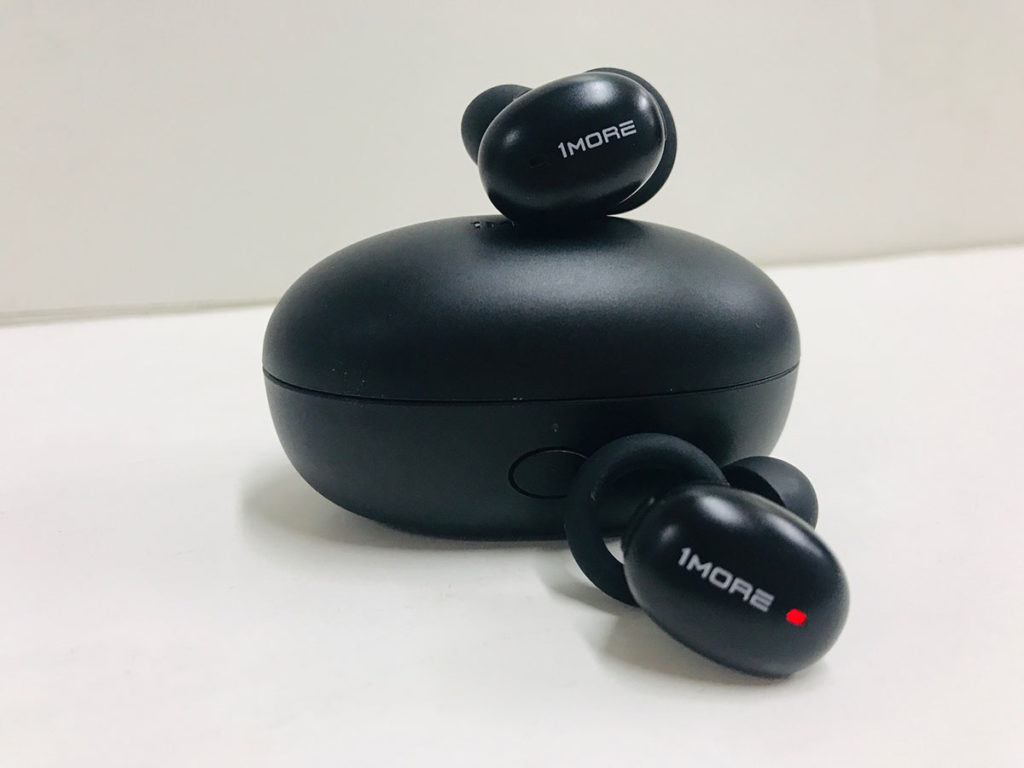 1More Stylish True Wireless Earbuds and charging case