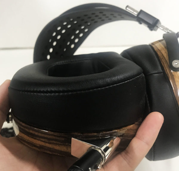 Audeze LCD-3 Review -leather earpads