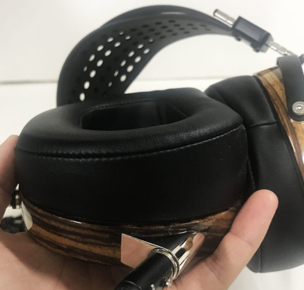 Audeze LCD-3 Review -leather earpads