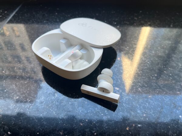 Final Audio ZE8000 has a textured white finish