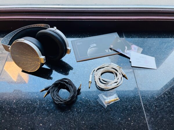 Moondrop Venus Review: A 3.5 and 4.4mm cable is included in the box 