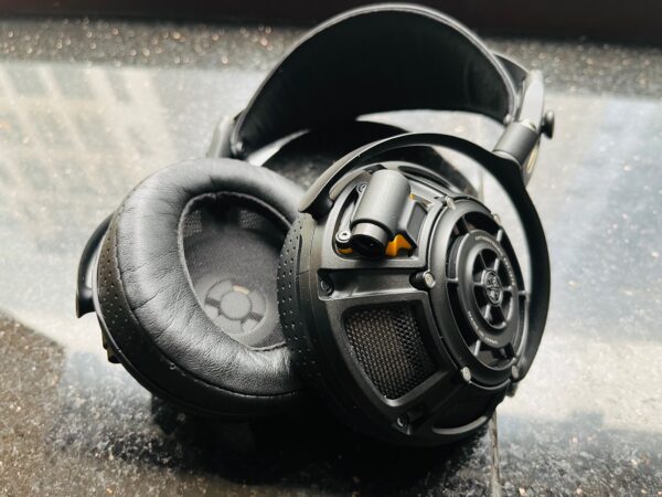 Yamaha YH-5000SE gives you choice of leather and suede ear pads