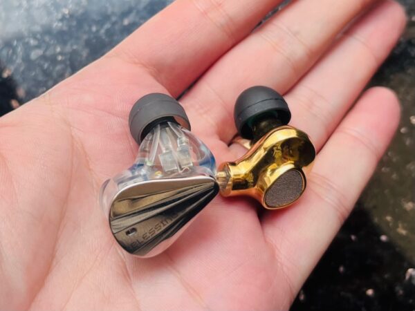 Moondrop Audio Blessing 3 vs TINHiFi P2: Difference in shell sizes.